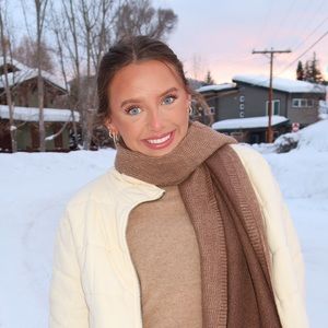 Meet your Posher, Claira